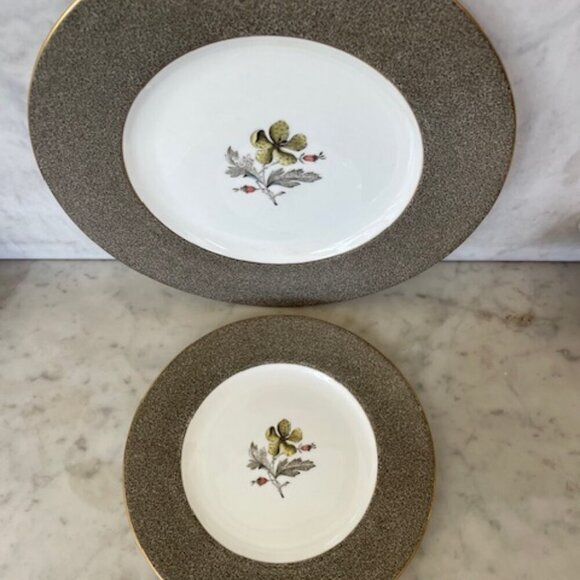 WEDGWOOD Elaine Vintage Rare Dinner & Salad/Dessert Plates (2) - Picture 1 of 16